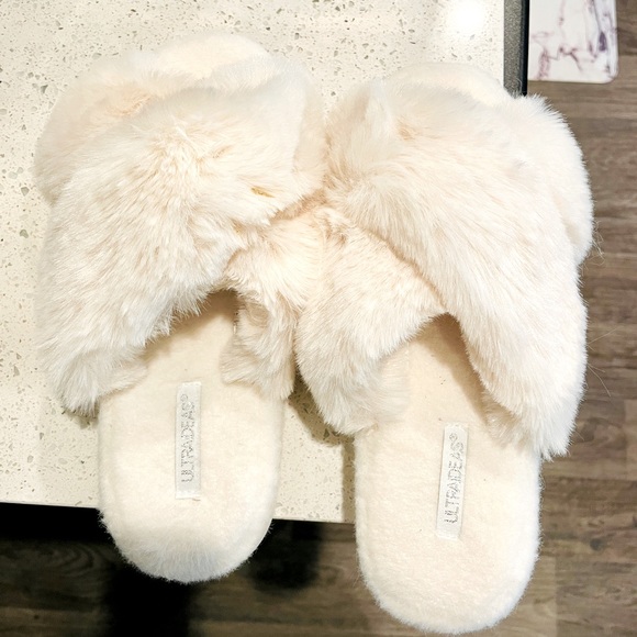 Brand new warm cozy house slippers. Never worn. - Picture 2 of 4